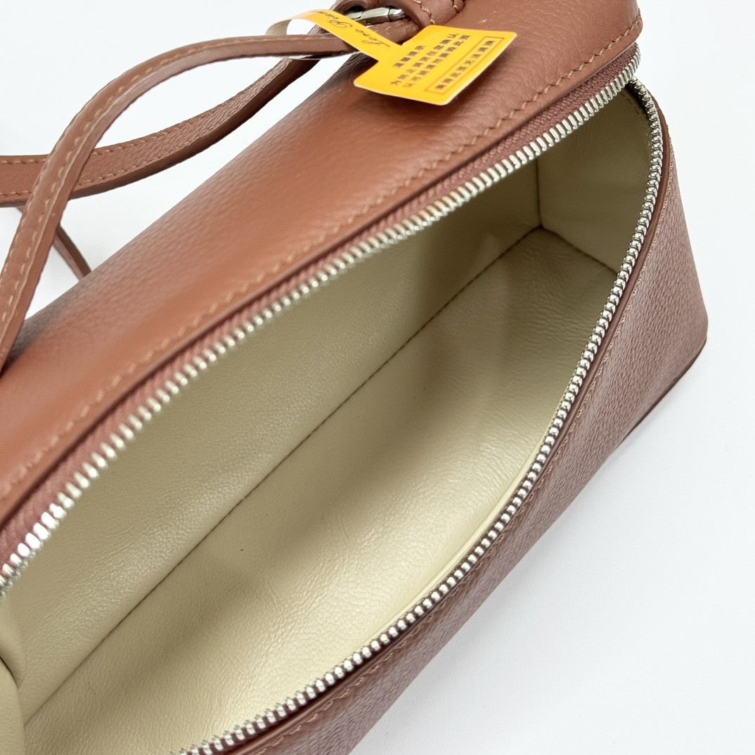 L**o p*ana Extra Pocket L19 Grained Calfskin 11 x 19 x 6.5 cm