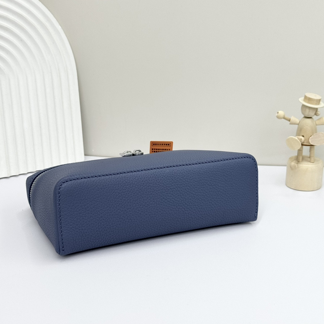 L**o p*ana Extra Pocket L19 Grained Calfskin 11 x 19 x 6.5 cm