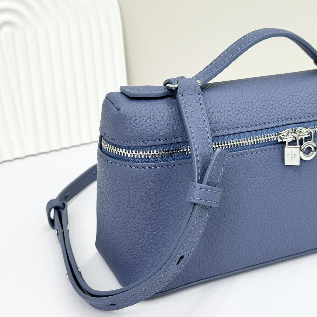 L**o p*ana Extra Pocket L19 Grained Calfskin 11 x 19 x 6.5 cm