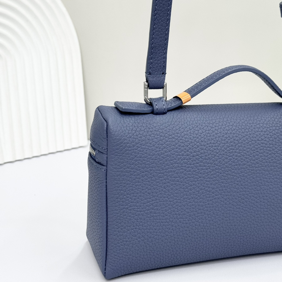 L**o p*ana Extra Pocket L19 Grained Calfskin 11 x 19 x 6.5 cm