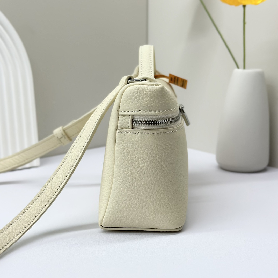 L**o p*ana Extra Pocket L19 Grained Calfskin 11 x 19 x 6.5 cm