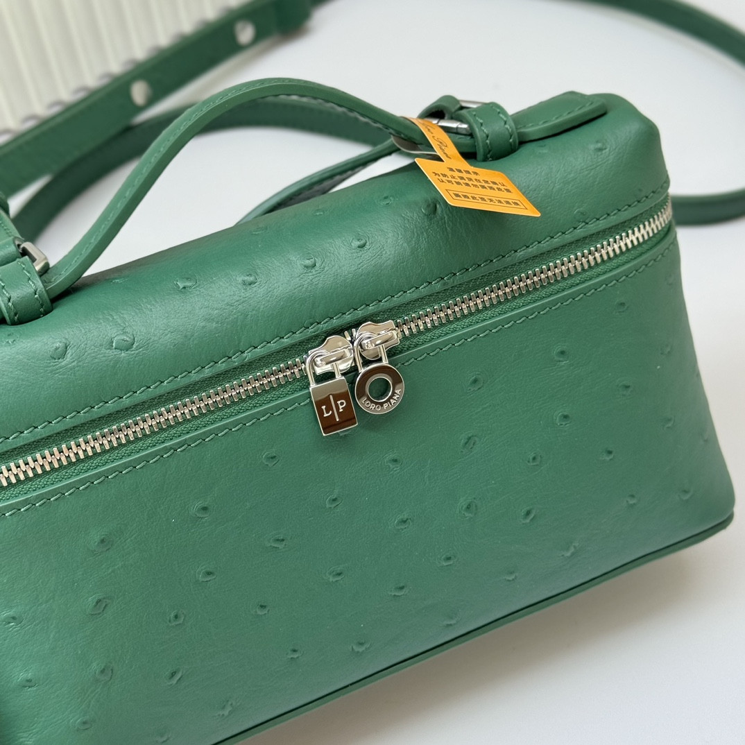 L**o p*ana Extra Pocket L19 Ostrich-grained Leather 11 x 19 x 6.5 cm