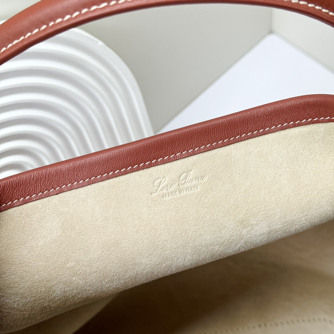 L**o p*ana Large Bale Bag Smooth Calfskin 24 x 20 x 27 cm