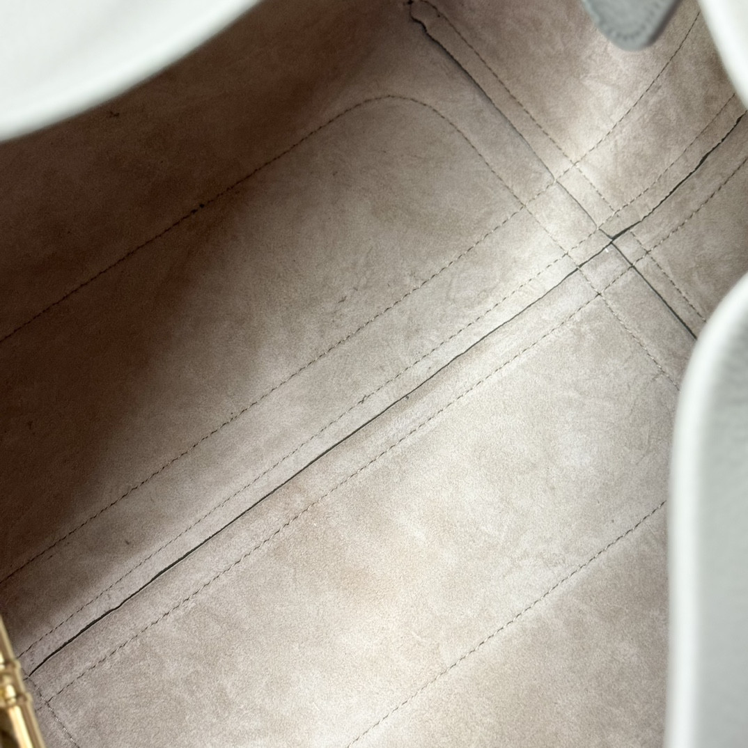 L**o p*ana Large Bale Bag Grained Calfskin 24 x 20 x 27 cm