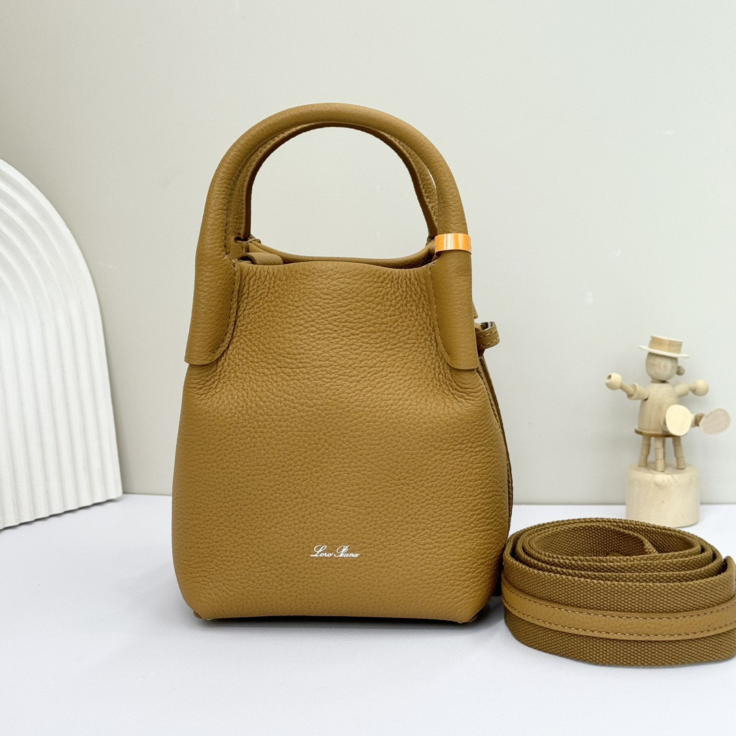 L**o p*ana Micro Bale Bag Grained Calfskin 23 x 16 x 14 cm