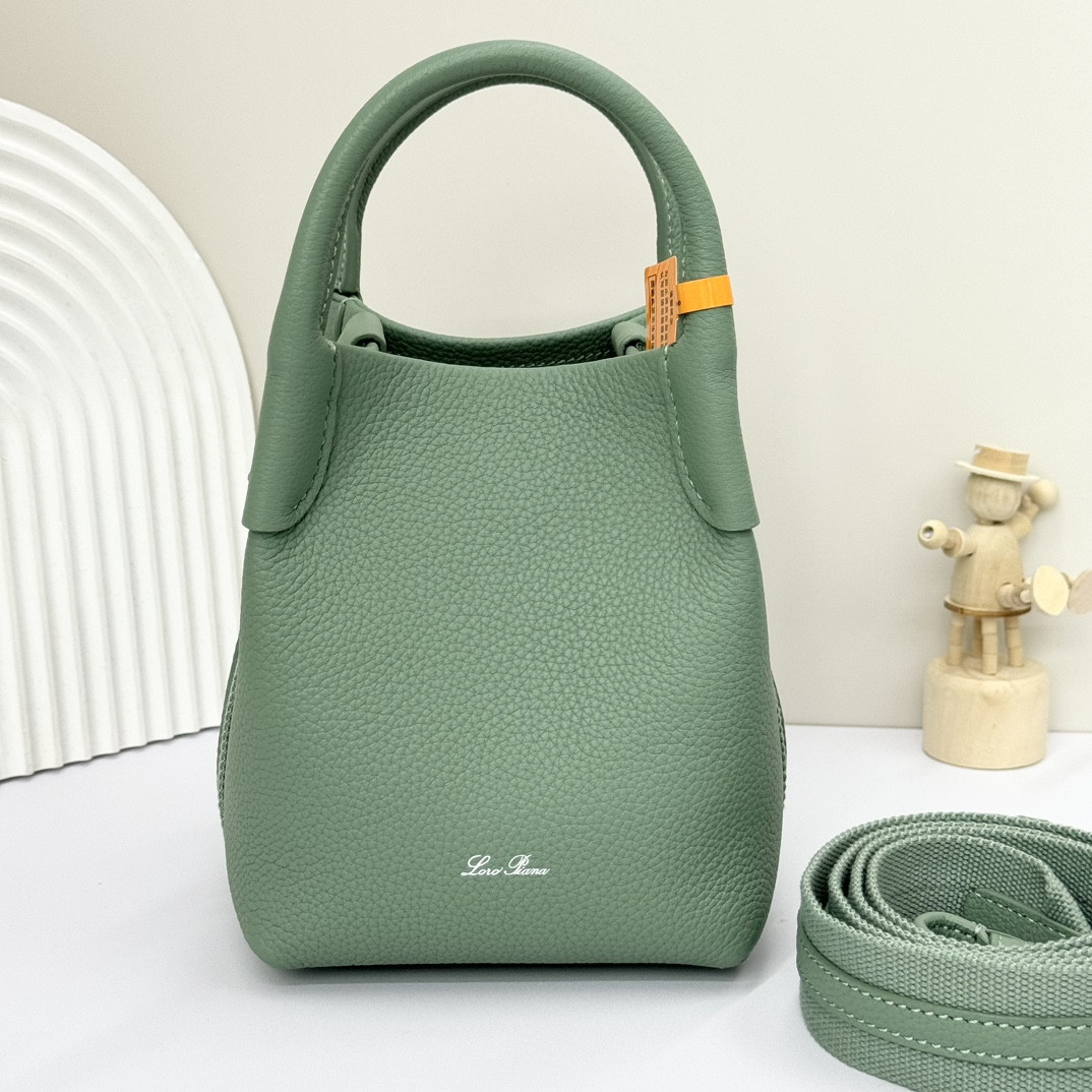 L**o p*ana Micro Bale Bag Grained Calfskin 23 x 16 x 14 cm