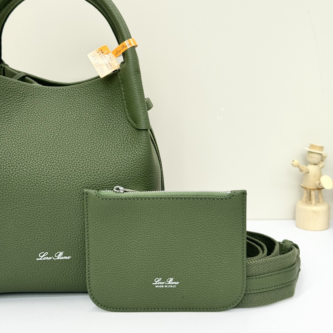 L**o p*ana Small Bale Bag Grained Calfskin 17 x 17 x 21 cm