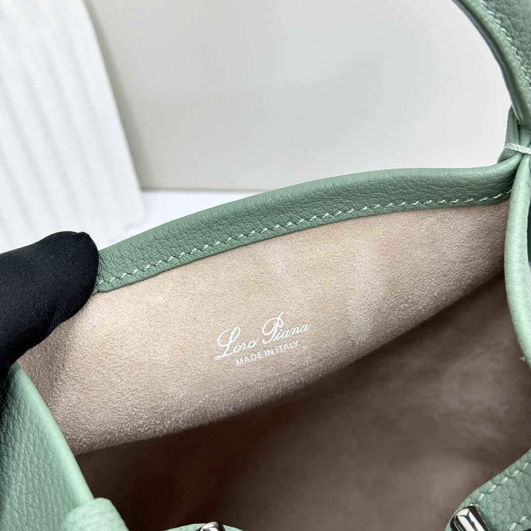 L**o p*ana Small Bale Bag Grained Calfskin 17 x 17 x 21 cm