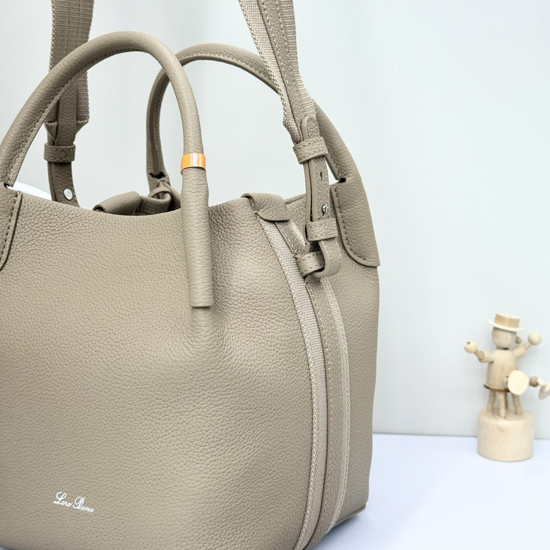 L**o p*ana Small Bale Bag Grained Calfskin 17 x 17 x 21 cm