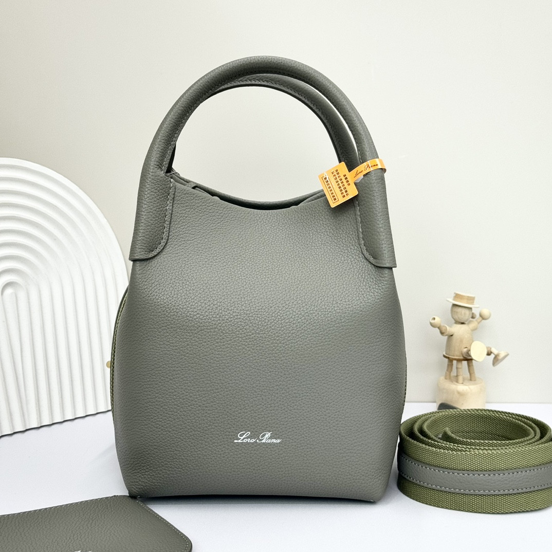 L**o p*ana Small Bale Bag Grained Calfskin 17 x 17 x 21 cm