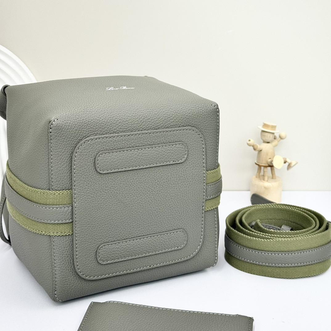 L**o p*ana Small Bale Bag Grained Calfskin 17 x 17 x 21 cm