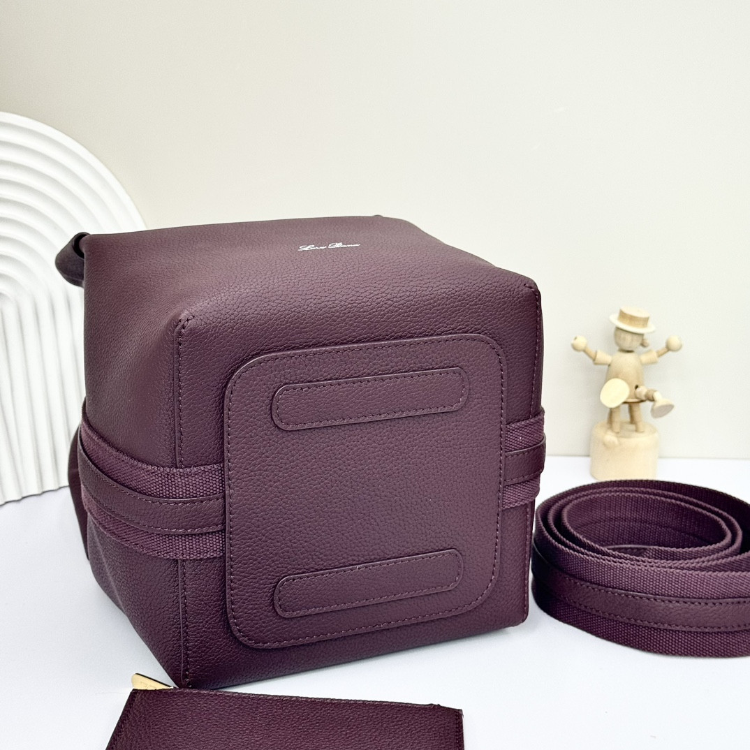 L**o p*ana Small Bale Bag Grained Calfskin 17 x 17 x 21 cm