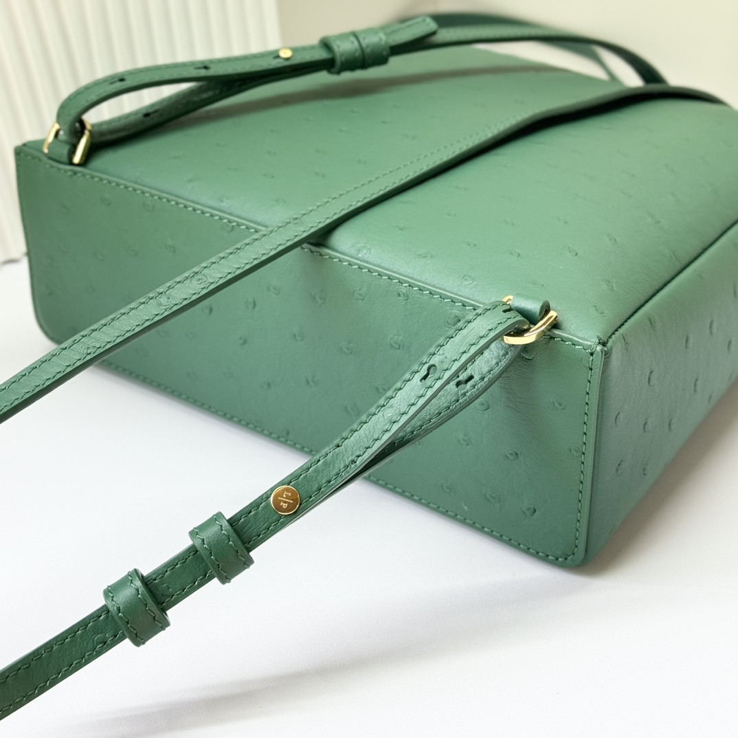 L**o p*ana Extra Pocket backpack L23.5 Ostrich-grained Leather 23 x 21 x 8 cm