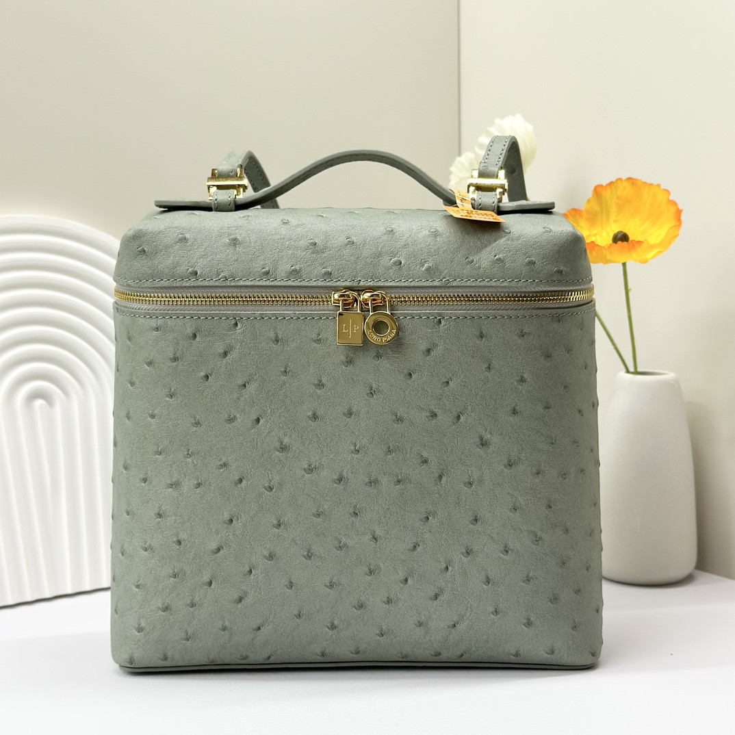 L**o p*ana Extra Pocket backpack L23.5 Ostrich-grained Leather 23 x 21 x 8 cm