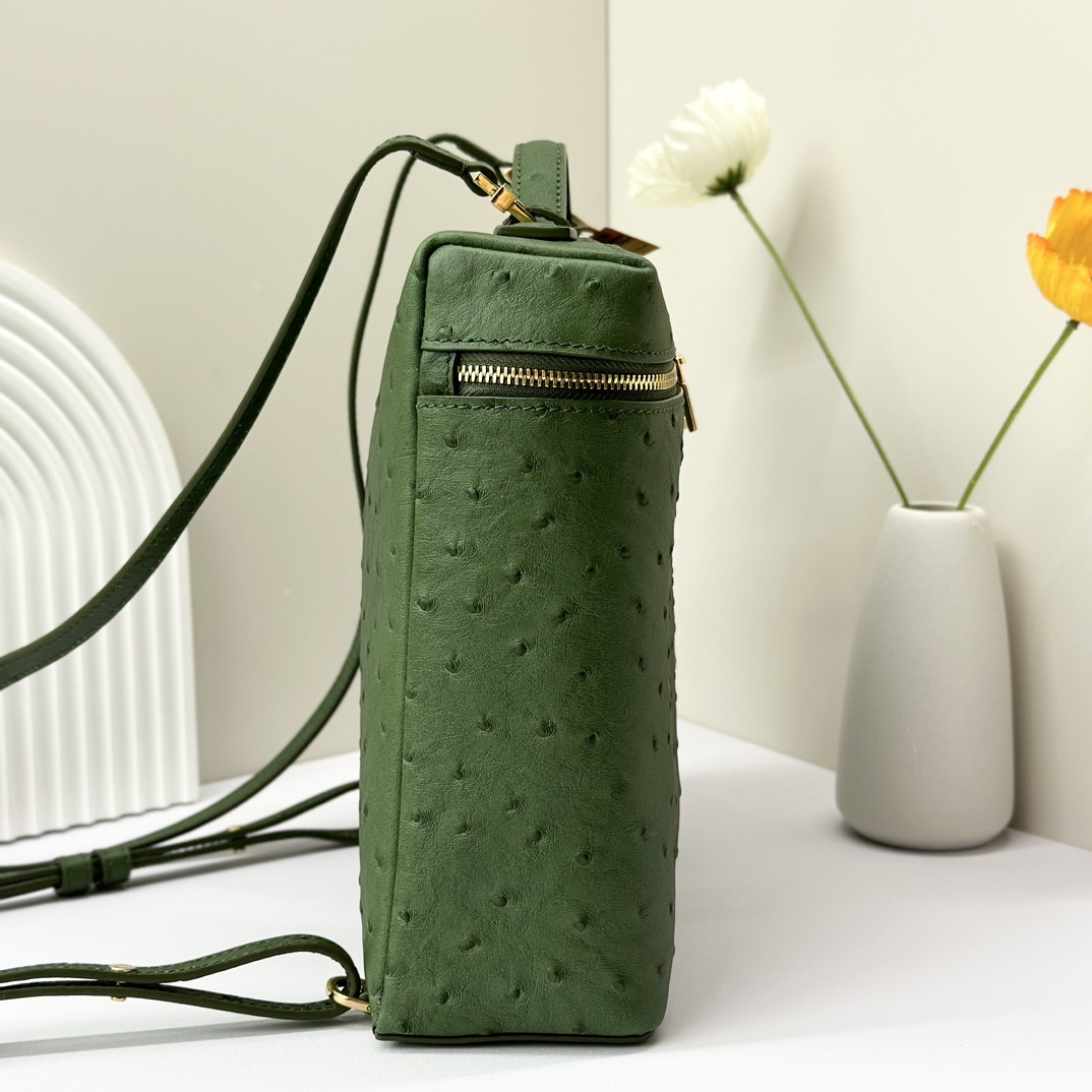 L**o p*ana Extra Pocket backpack L23.5 Ostrich-grained Leather 23 x 21 x 8 cm