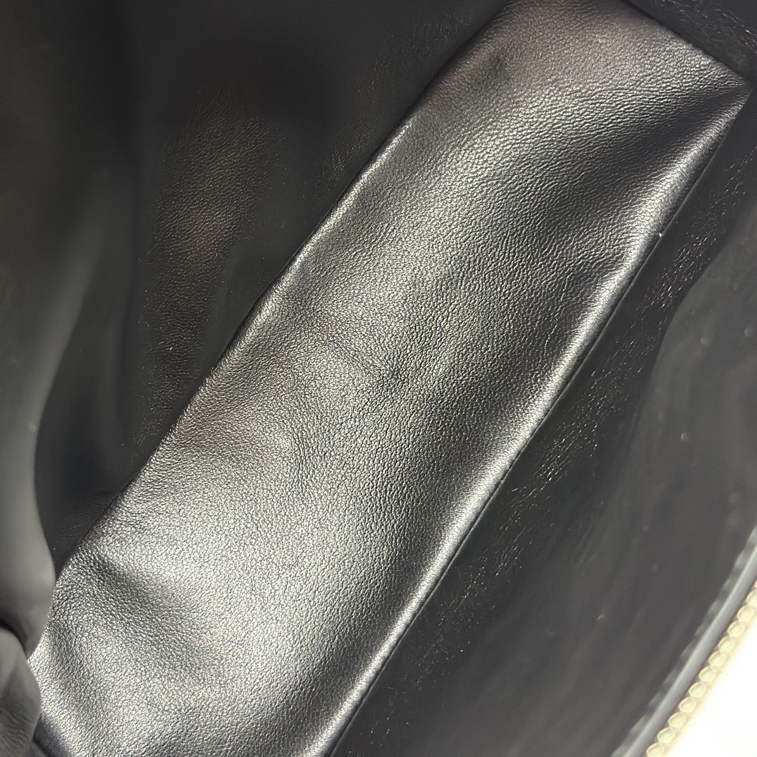 L**o p*ana Extra Pocket backpack L23.5 Ostrich-grained Leather 23 x 21 x 8 cm