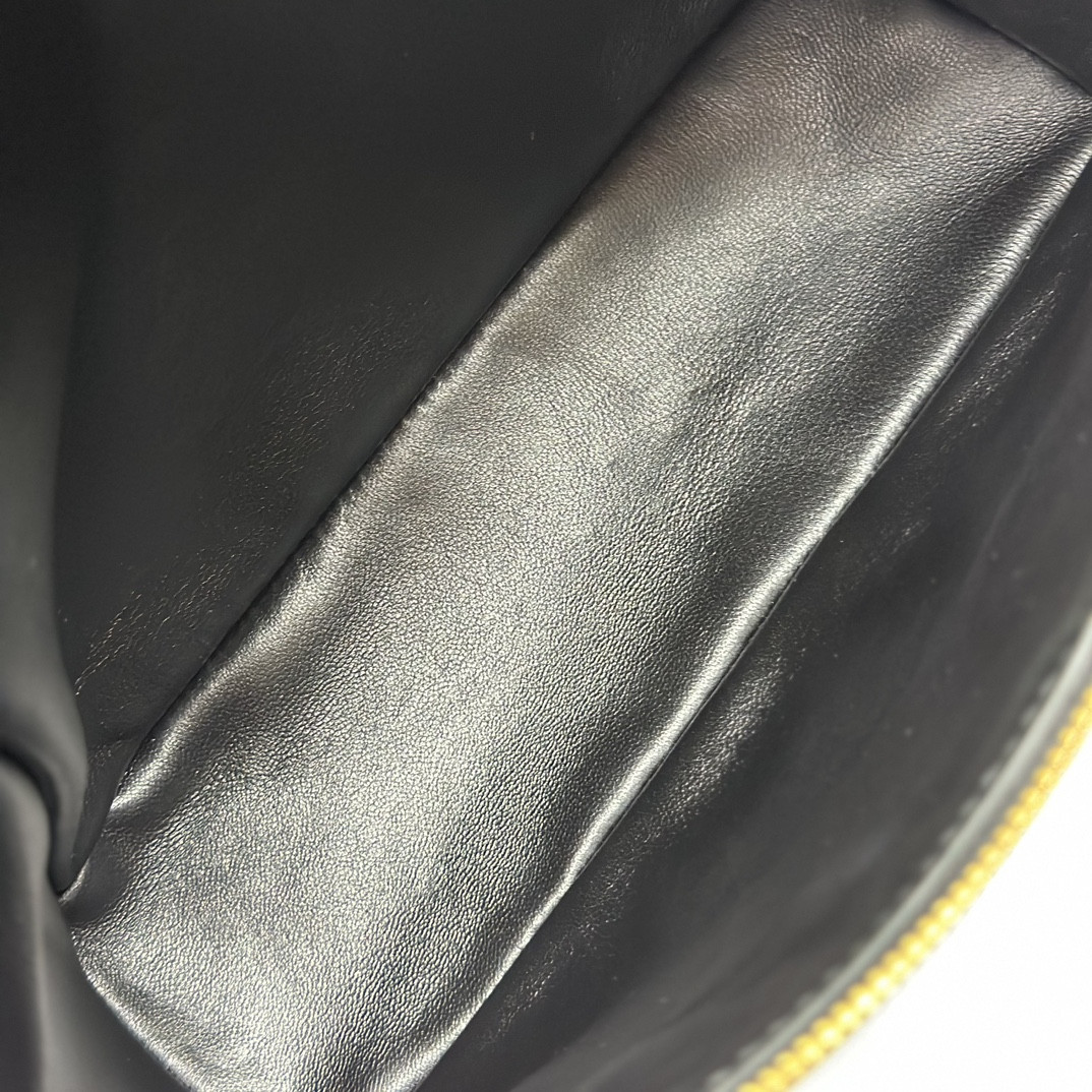 L**o p*ana Extra Pocket backpack L23.5 Ostrich-grained Leather 23 x 21 x 8 cm