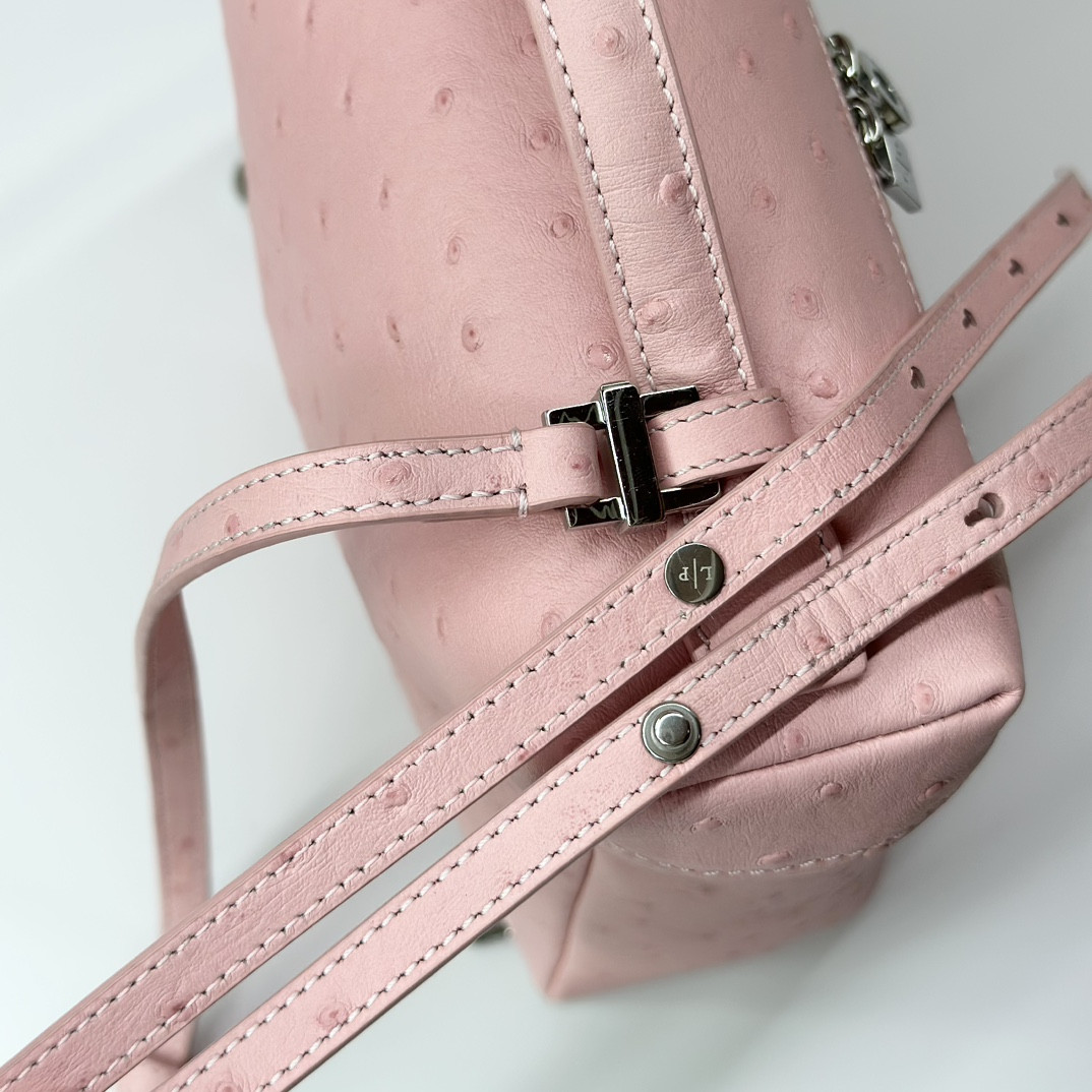 L**o p*ana Extra Pocket backpack L23.5 Ostrich-grained Leather 23 x 21 x 8 cm