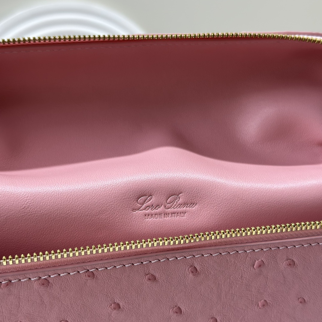 L**o p*ana Extra Pocket backpack L23.5 Ostrich-grained Leather 23 x 21 x 8 cm