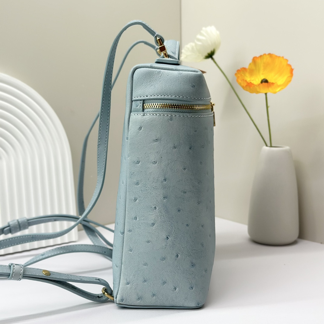 L**o p*ana Extra Pocket backpack L23.5 Ostrich-grained Leather 23 x 21 x 8 cm