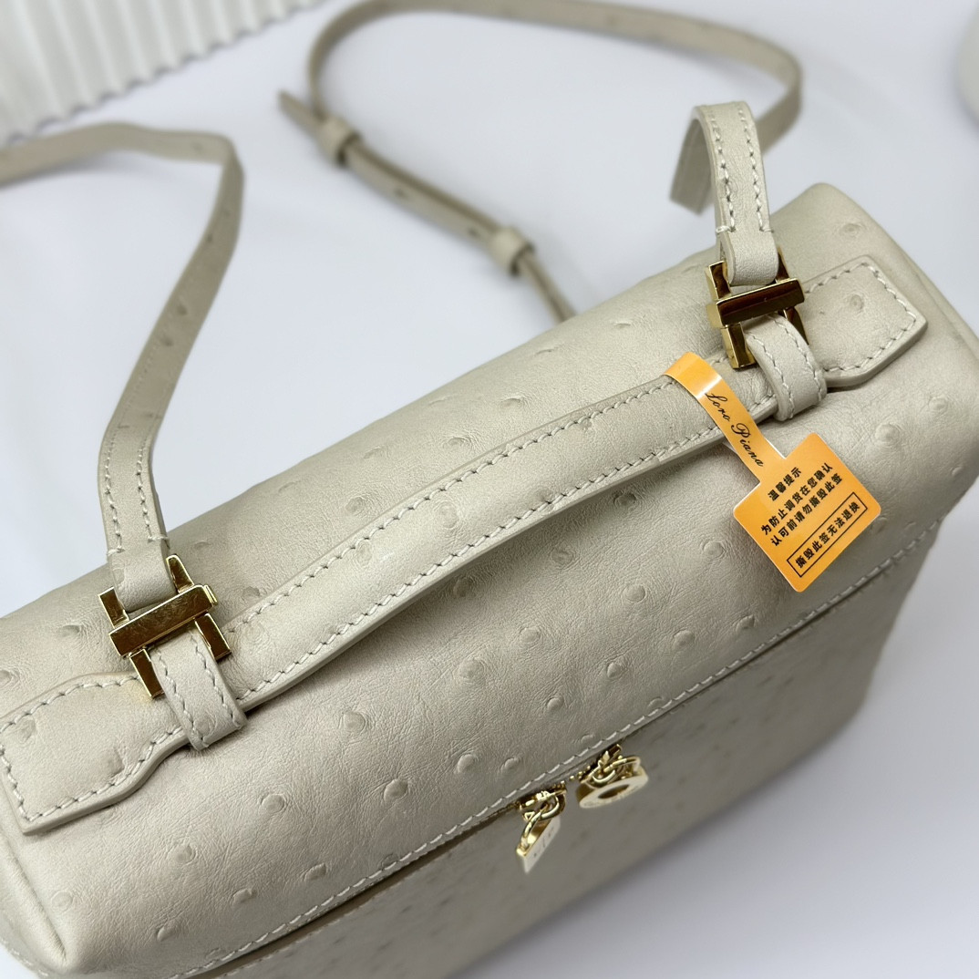 L**o p*ana Extra Pocket backpack L23.5 Ostrich-grained Leather 23 x 21 x 8 cm