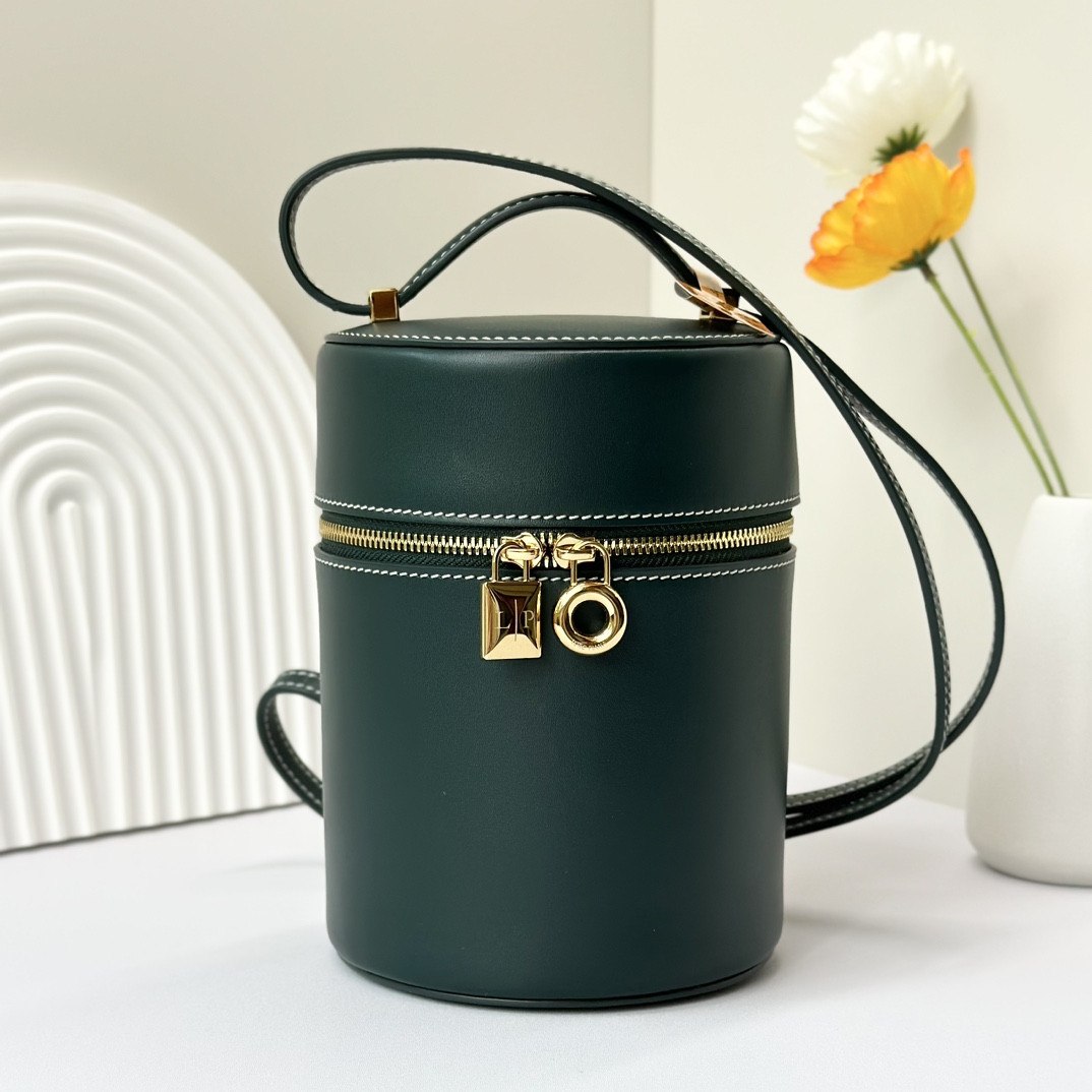 L**o p*ana Extra Case Smooth Calfskin 12 x16 x12cm