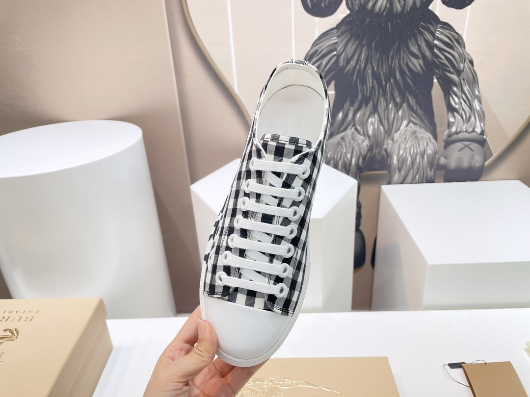 UA B**rry Check Sneakers