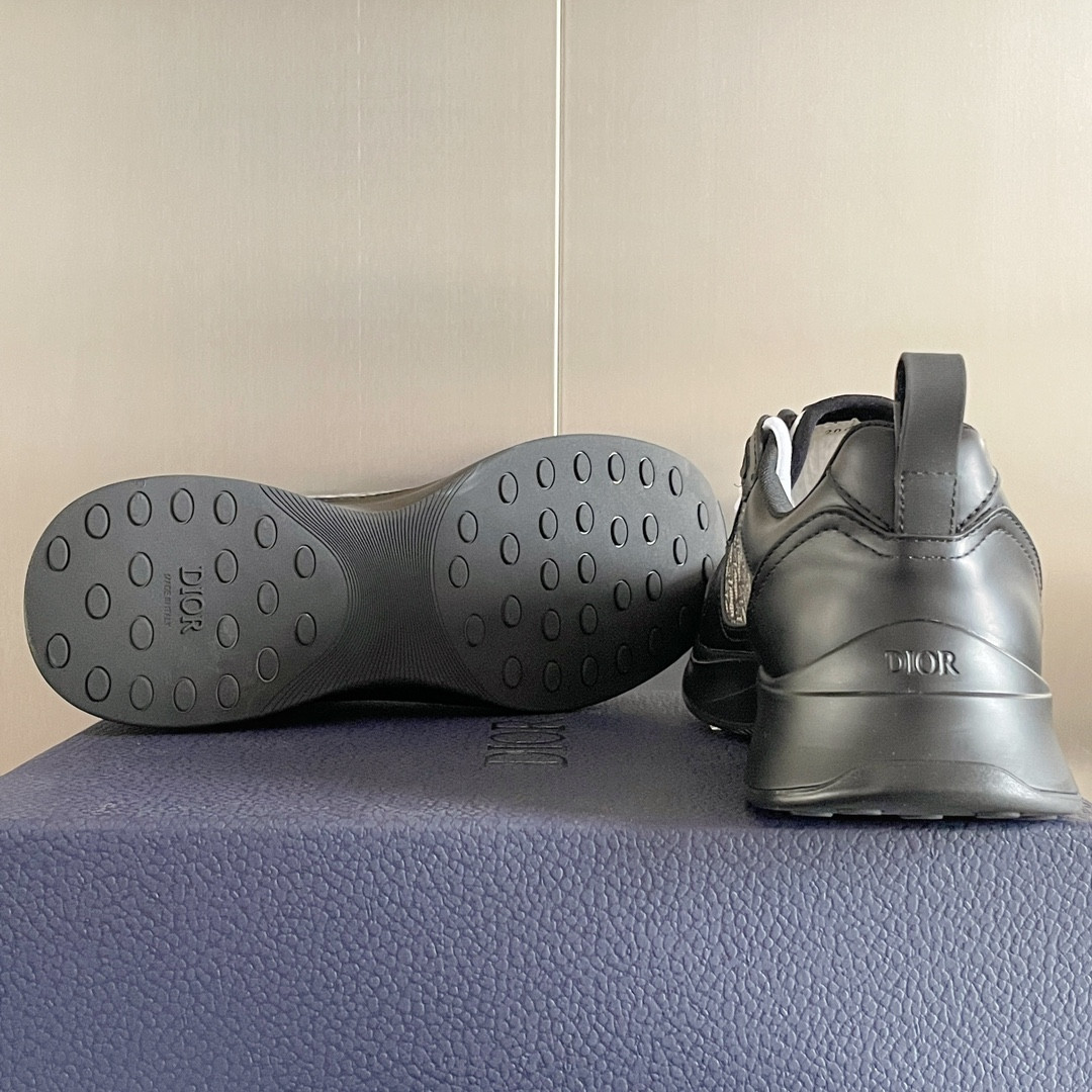 UA D*0r B25 Runner Sneaker