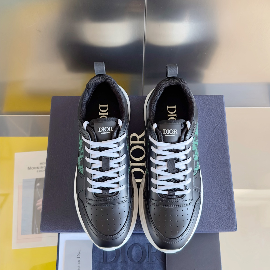 UA D*0r B25 Runner Sneaker