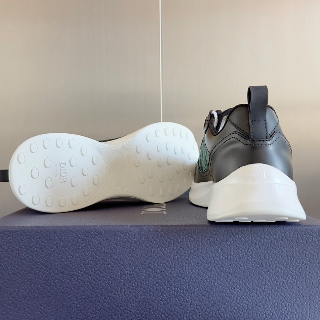 UA D*0r B25 Runner Sneaker