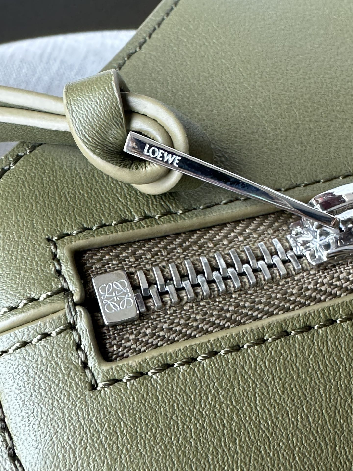 L0ew* Convertible sling in classic calfskin 32.5x9x12.3cm