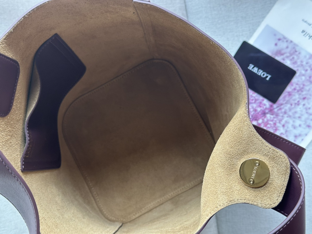 L0ew* Medium Pebble bucket in mellow calfskin 24.5x23.5x28cm