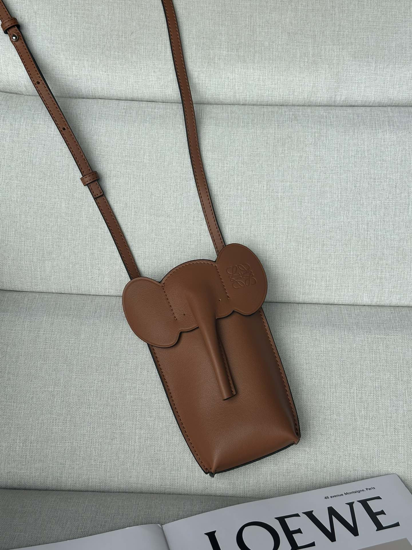 L0ew* Elephant Pocket in classic calfskin 18x8x4cm