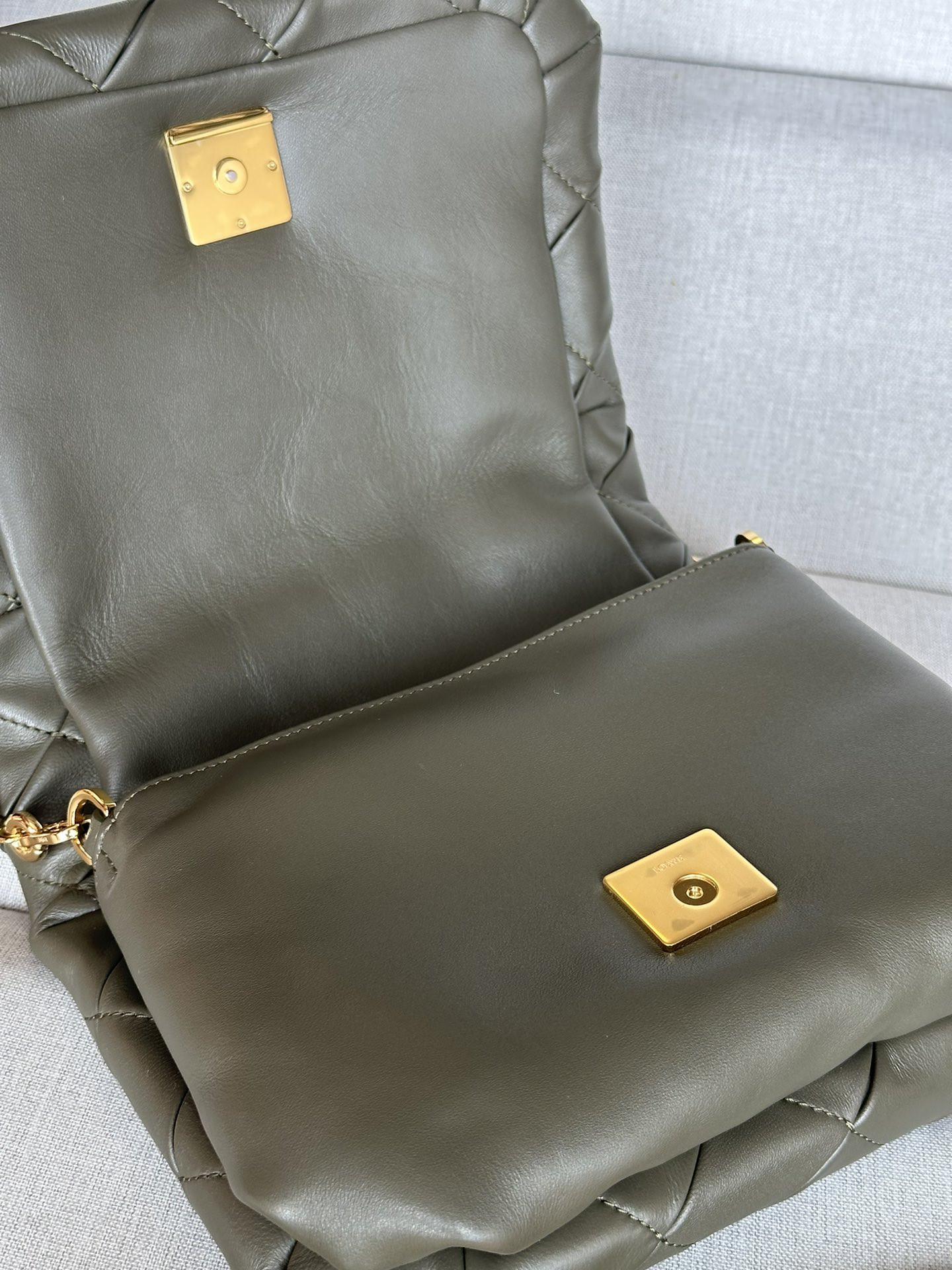 L0ew* Puffer Goya in pleated shiny nappa lambskin 23x17x9cm