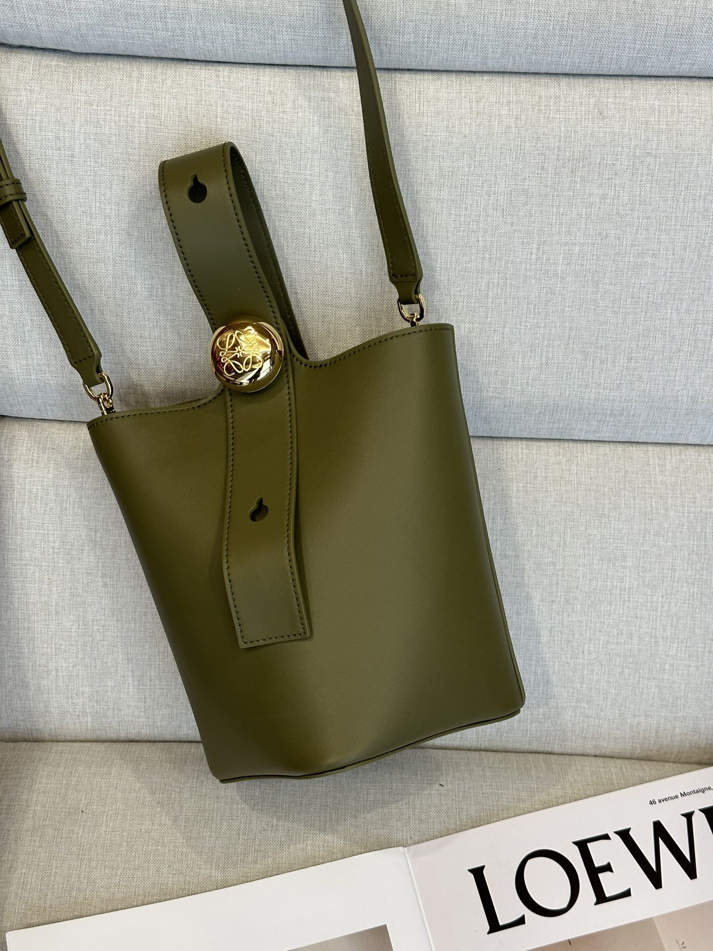 L0ew* Mini Pebble bucket in mellow calfskin 19.5x16x16cm