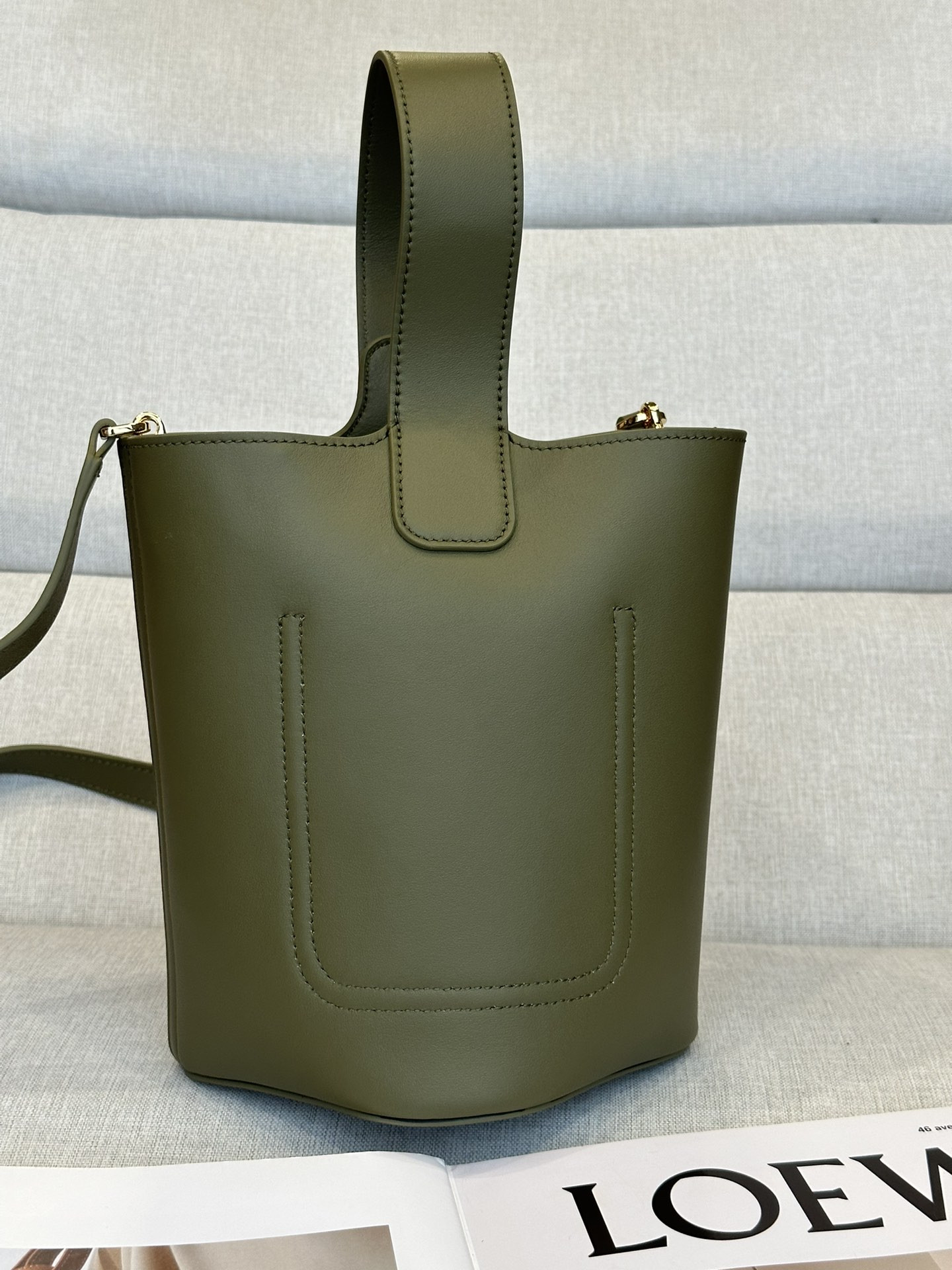 L0ew* Mini Pebble bucket in mellow calfskin 19.5x16x16cm