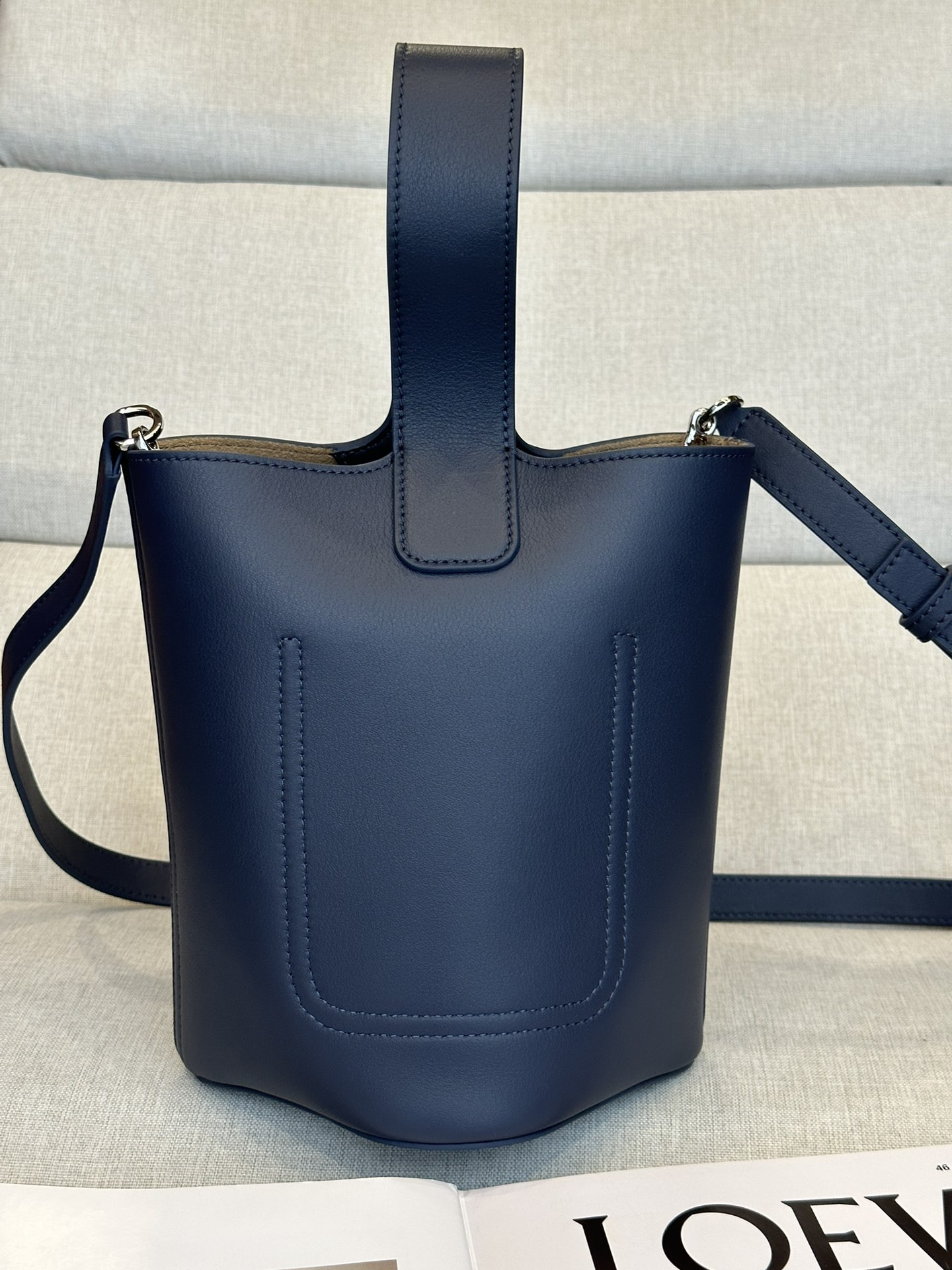L0ew* Mini Pebble bucket in mellow calfskin 19.5x16x16cm