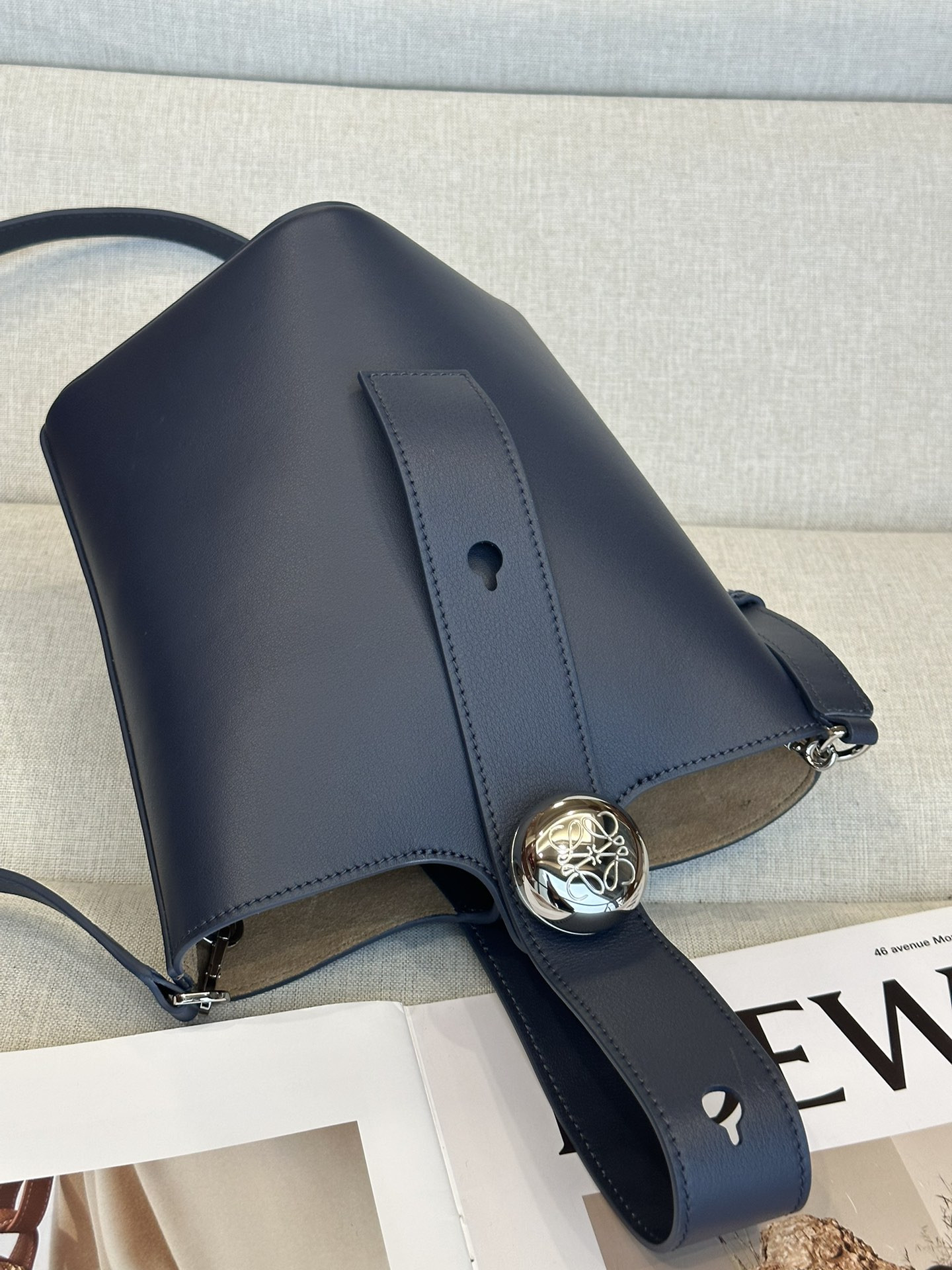 L0ew* Mini Pebble bucket in mellow calfskin 19.5x16x16cm