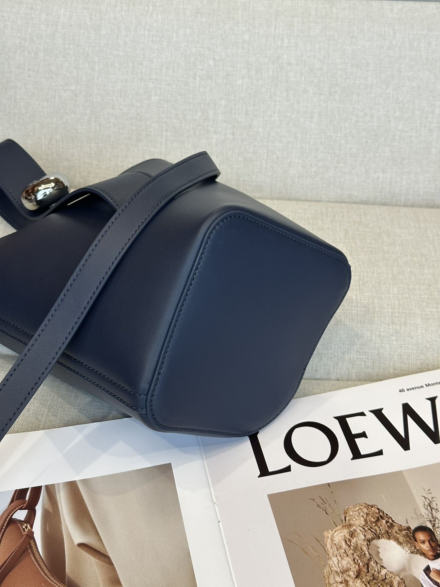 L0ew* Mini Pebble bucket in mellow calfskin 19.5x16x16cm