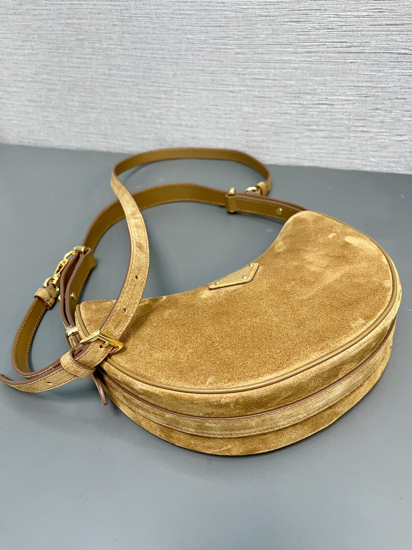 Pra*a Arqué suede shoulder bag 22.5x18.5x6.5cm