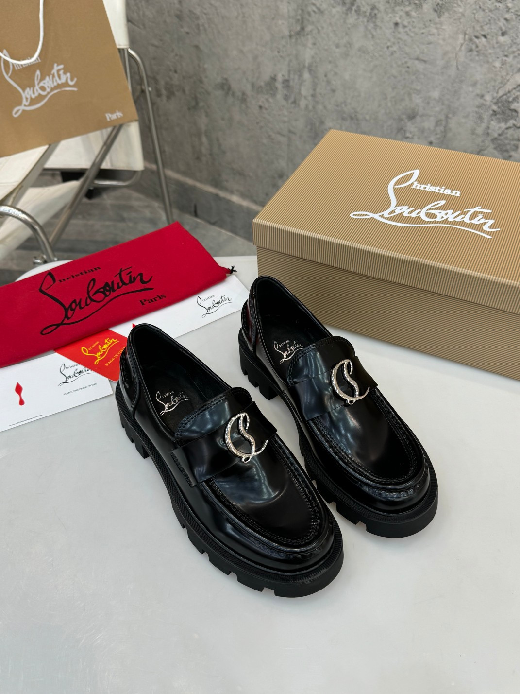 UA Ch**an Louboutin(CL) logo design,the latest runway version of the red-soled shoes