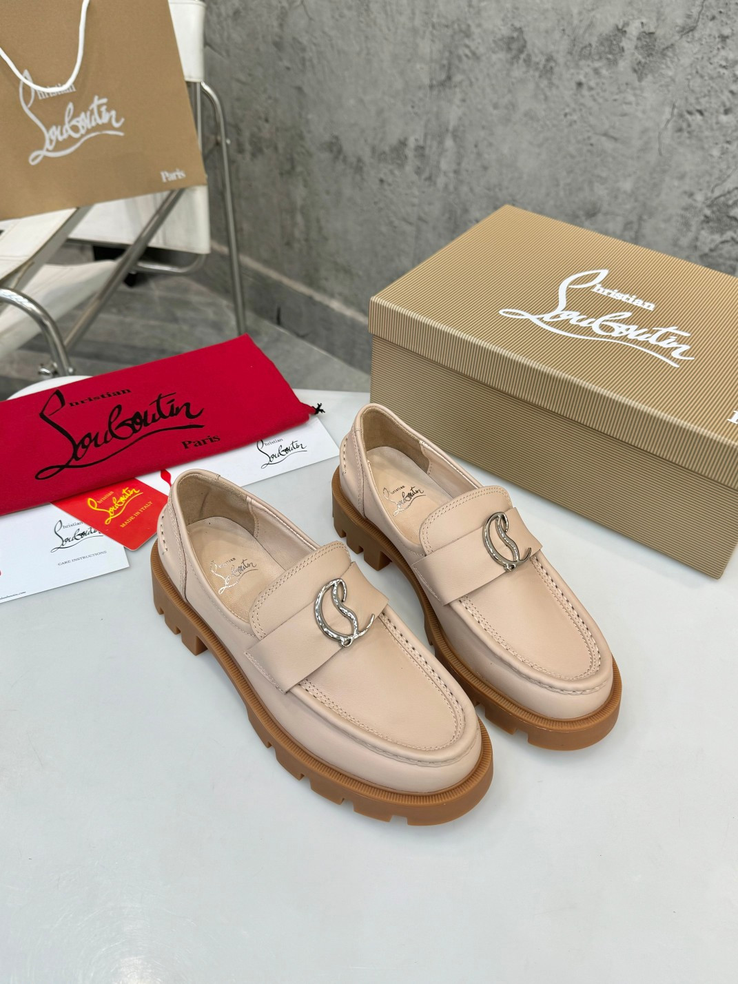 UA Ch**an Louboutin(CL) logo design,the latest runway version of the red-soled shoes