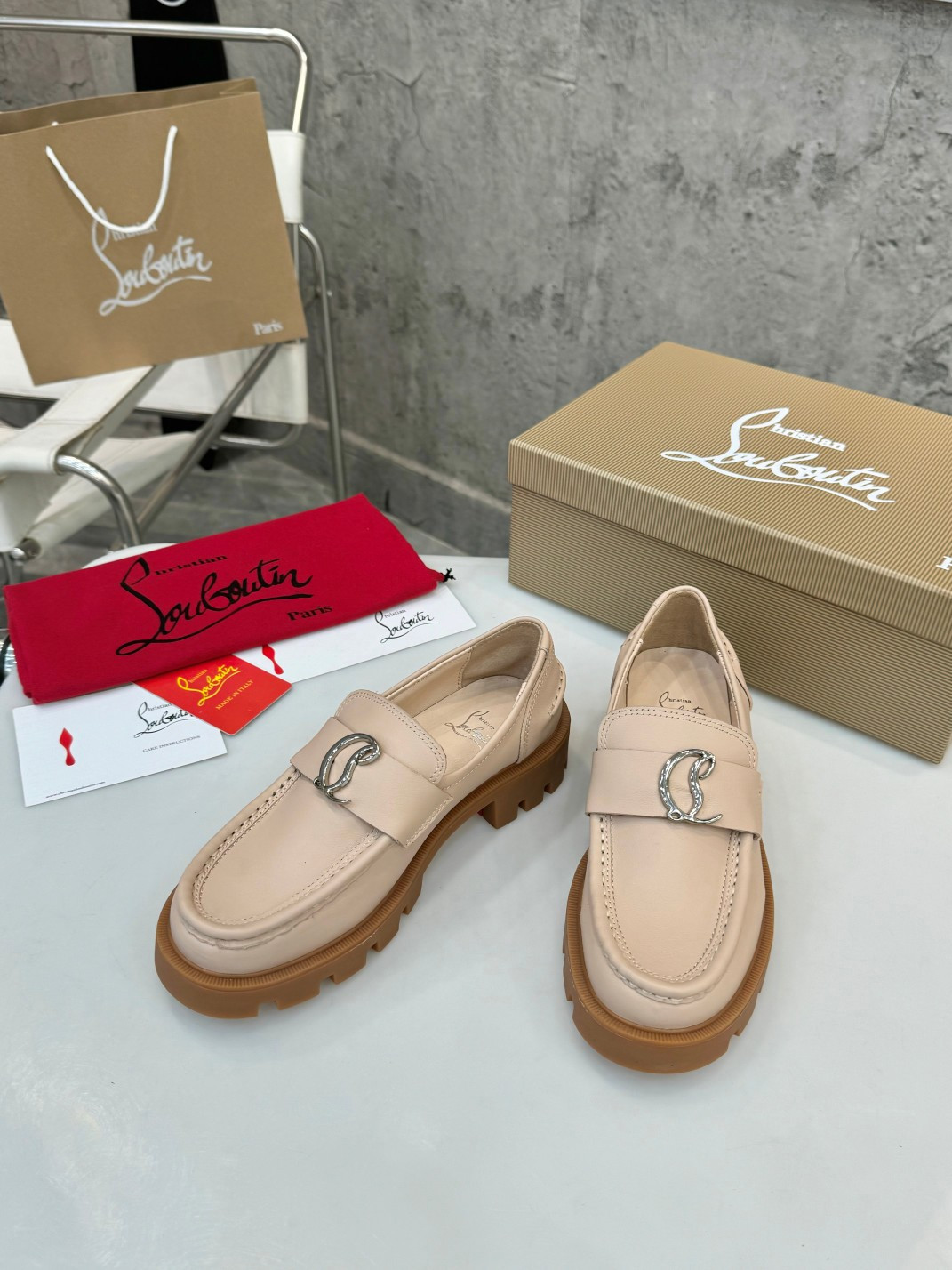 UA Ch**an Louboutin(CL) logo design,the latest runway version of the red-soled shoes