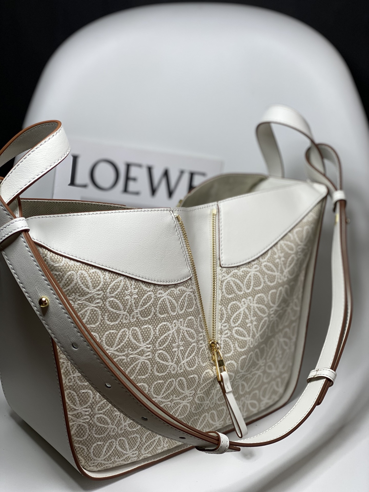 L0ew* Small Hammock bag in soft grained calfskin 30x13.5x25cm