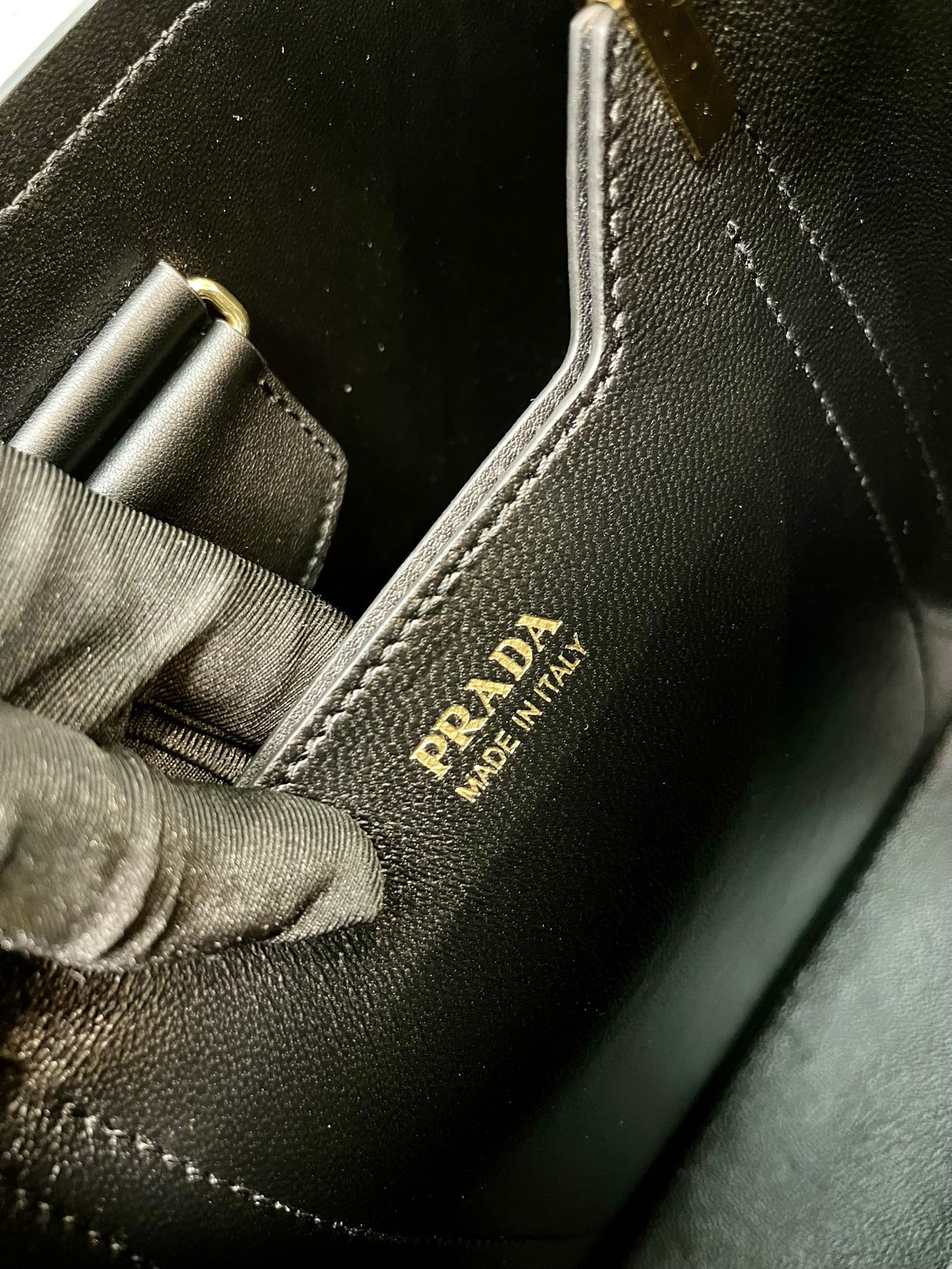 Pra*a Medium Saffiano Leather Pra*a Panier Bag 22.5x 21.5x13cm