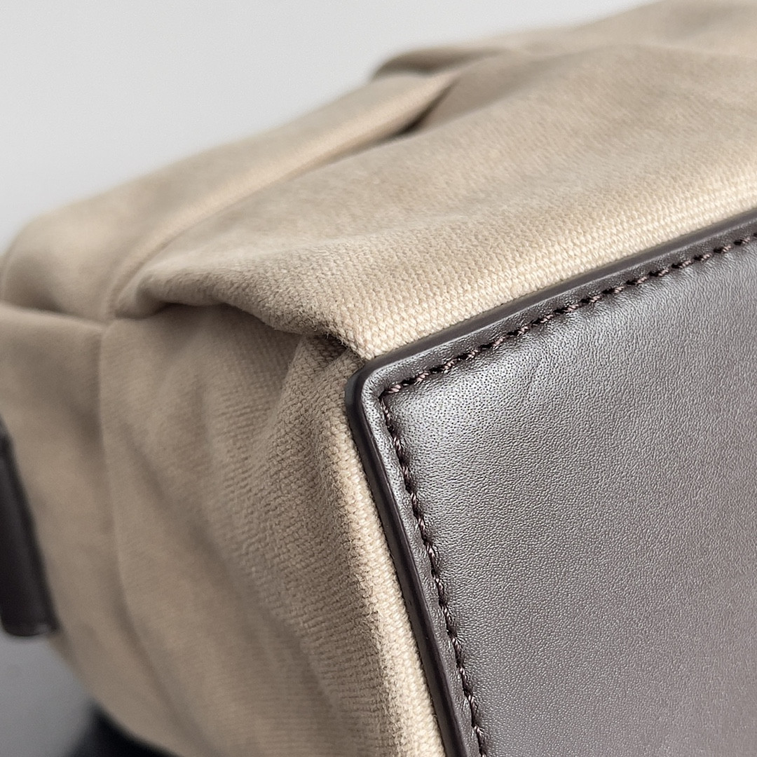 Bo*te*ga Ve*ne*ta Medium Arco Camera Bag  19x27x9cm