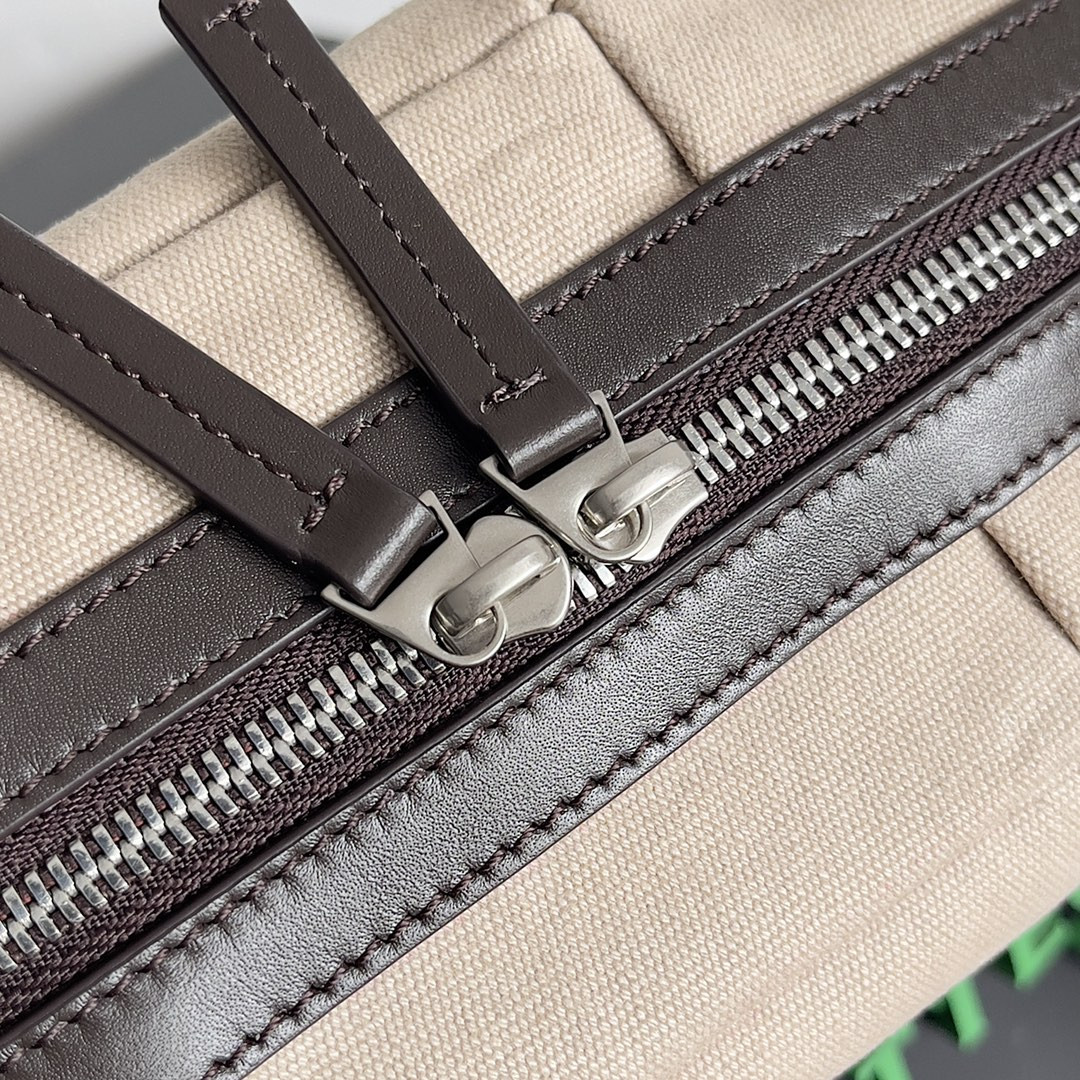 Bo*te*ga Ve*ne*ta Medium Arco Camera Bag  19x27x9cm