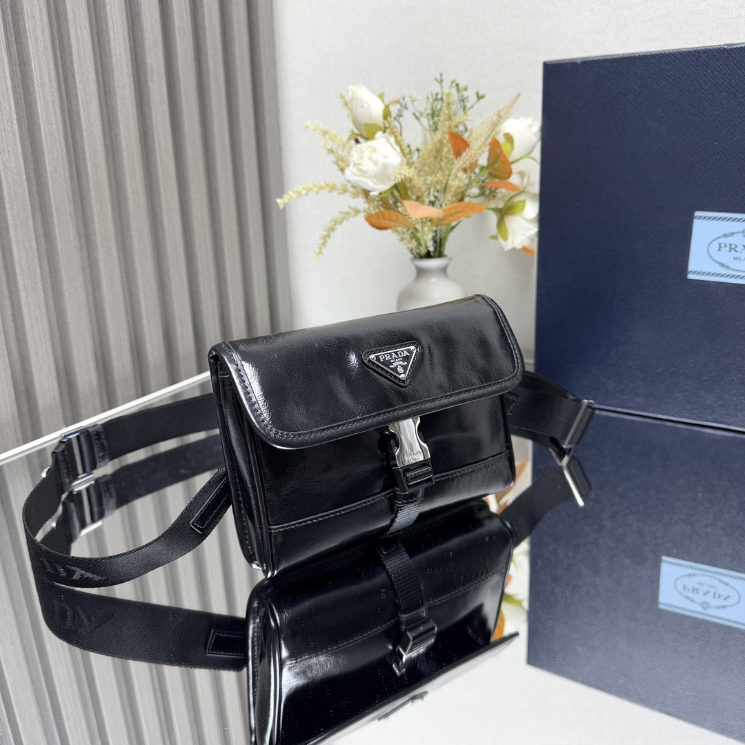 Pra*a Leather smartphone case 12.5x18x2.5cm