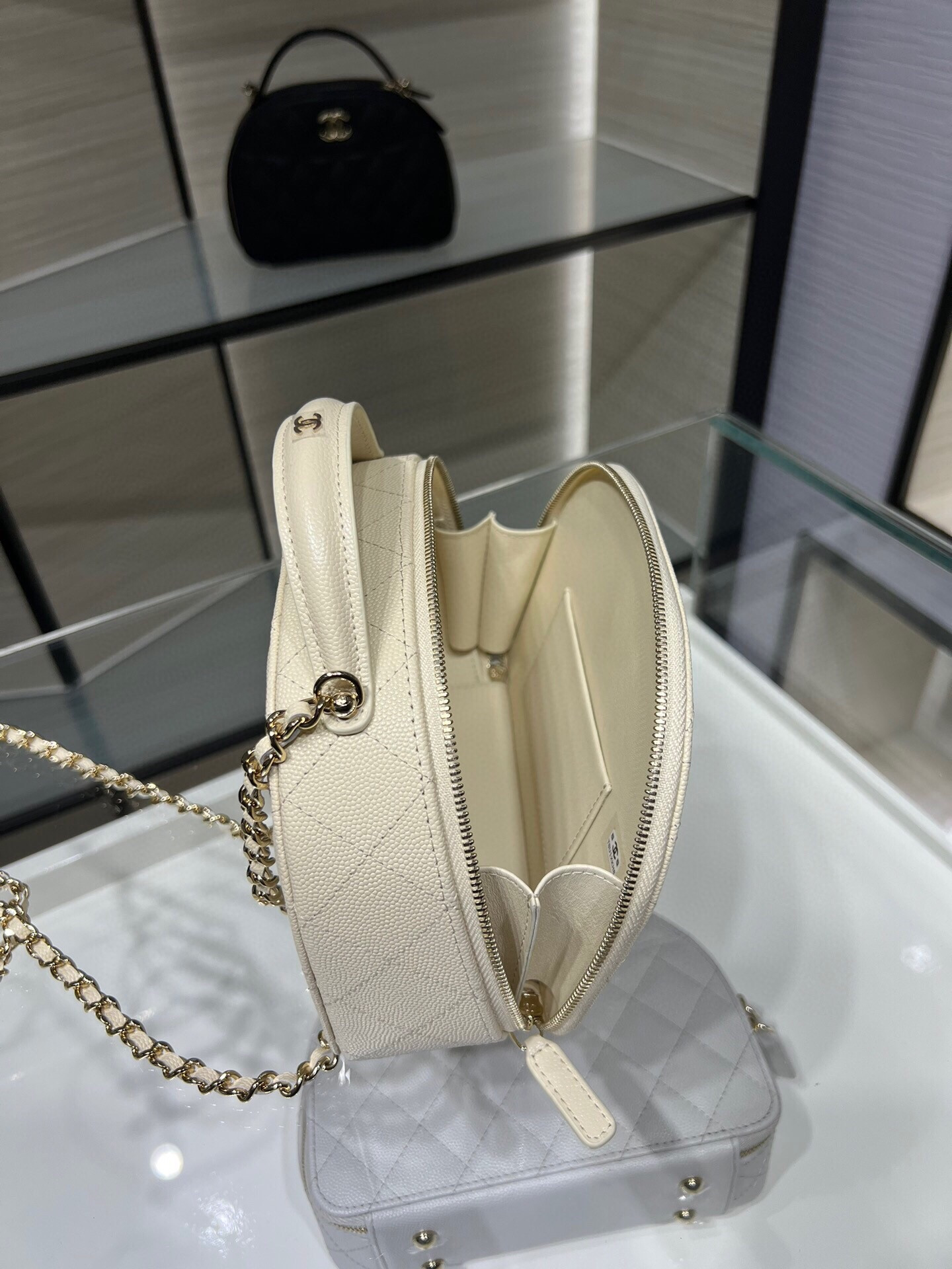 Ch*el 25C Chain shell bag 18X16X6cm