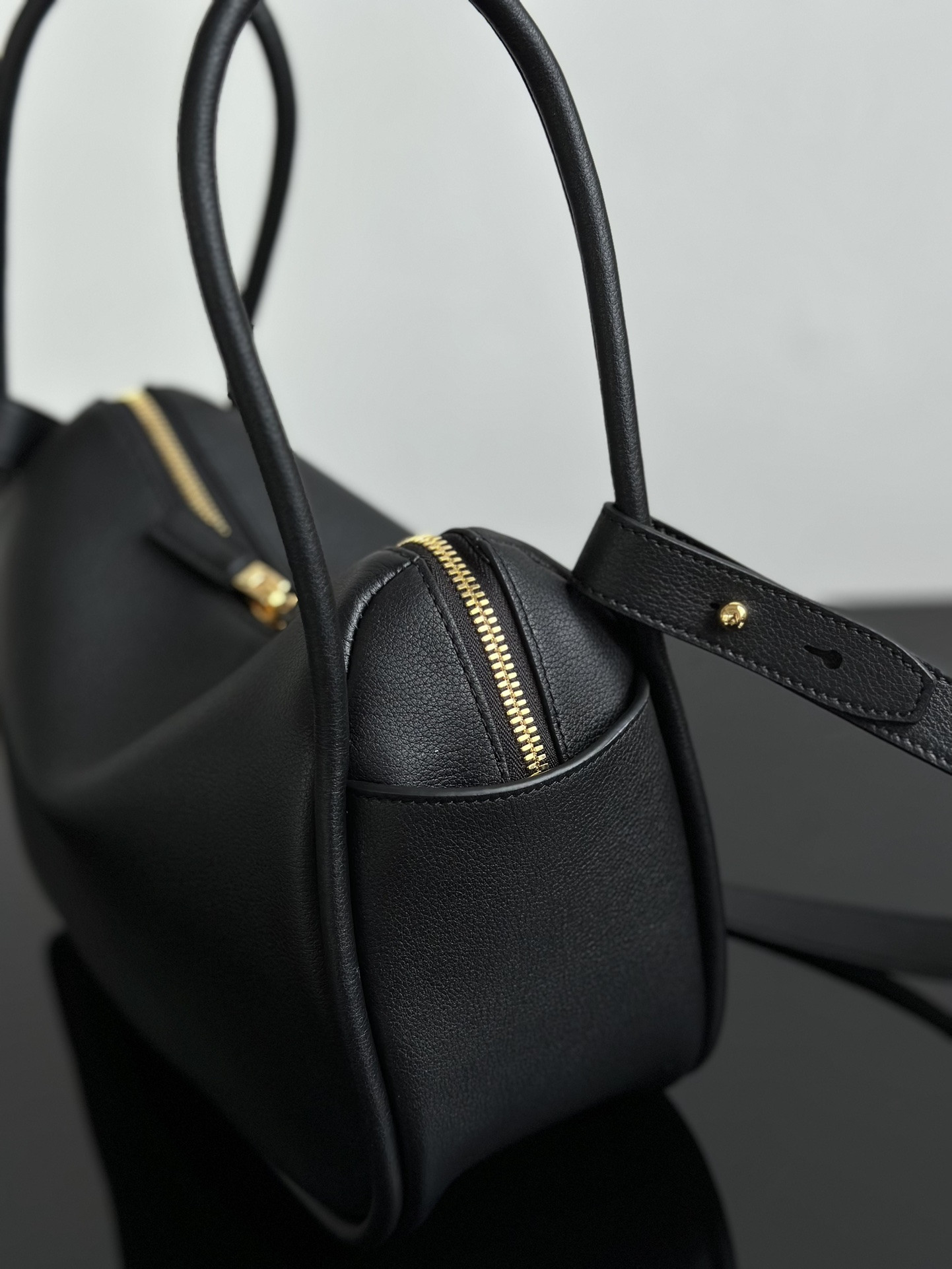 Pra*a Darling leather handbag 18x25x10.5cm